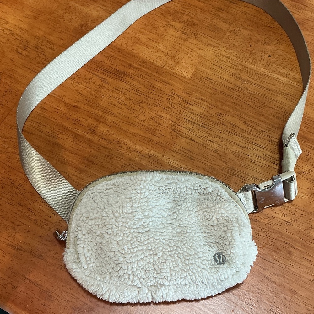 lululemon Everywhere Belt Bag 1L  Cream Fleece